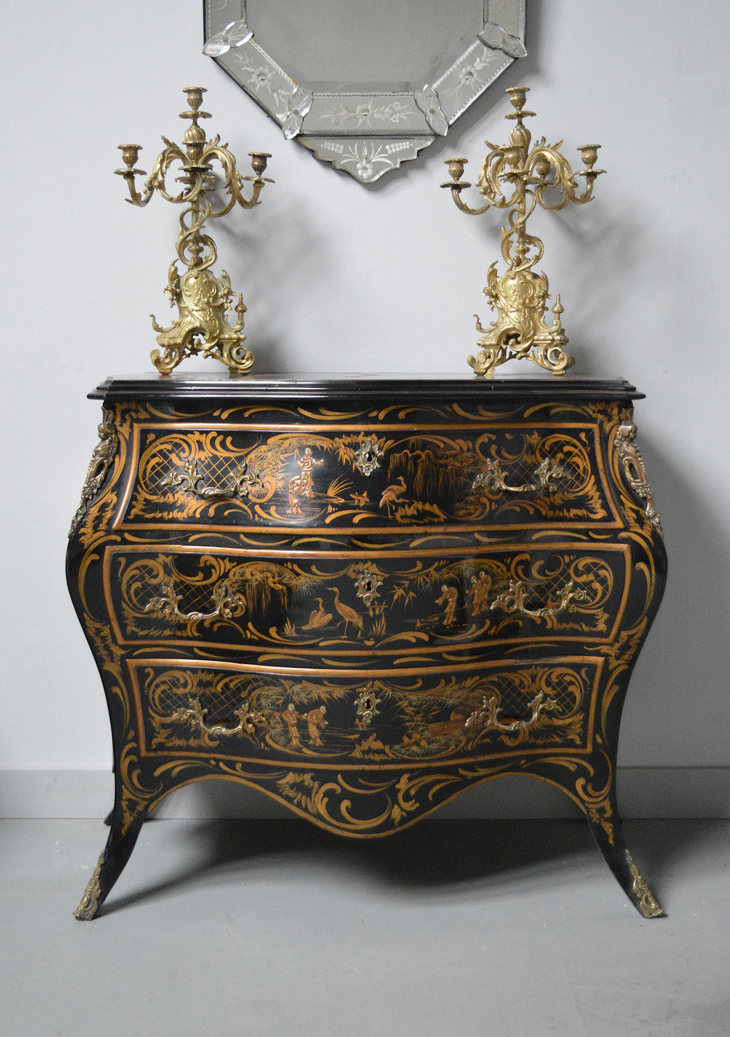 Venetian chinoiserie lacquer black Japanned commode chest of drawers