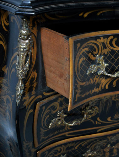 Venetian chinoiserie lacquer black Japanned commode chest of drawers